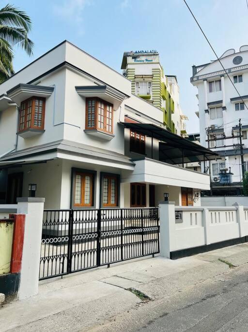 Home In Guruvayur-3 Bedroom Eksteriør billede